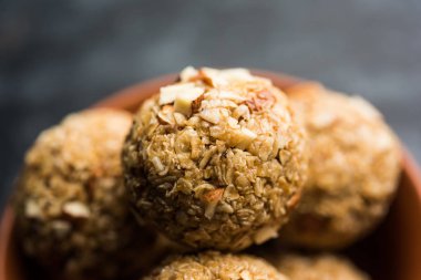 Yulaf laddu ya da Protein enerji topları bilinen gidecektir. bir tabak veya kase servis. seçici odak