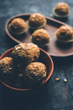 Yulaf laddu ya da Protein enerji topları bilinen gidecektir. bir tabak veya kase servis. seçici odak