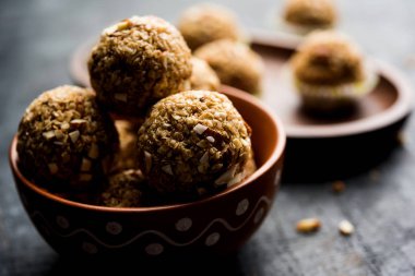 Yulaf laddu ya da Protein enerji topları bilinen gidecektir. bir tabak veya kase servis. seçici odak