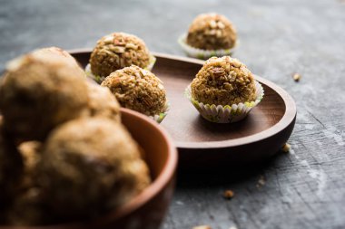 Yulaf laddu ya da Protein enerji topları bilinen gidecektir. bir tabak veya kase servis. seçici odak