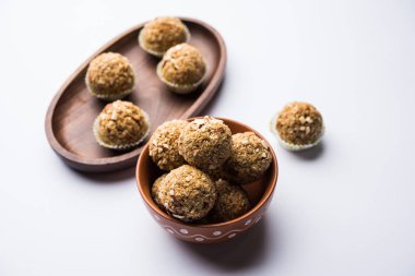 Yulaf laddu ya da Protein enerji topları bilinen gidecektir. bir tabak veya kase servis. seçici odak