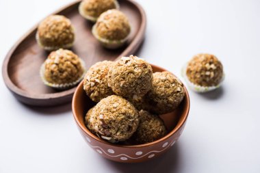 Yulaf laddu ya da Protein enerji topları bilinen gidecektir. bir tabak veya kase servis. seçici odak