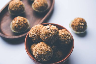 Yulaf laddu ya da Protein enerji topları bilinen gidecektir. bir tabak veya kase servis. seçici odak