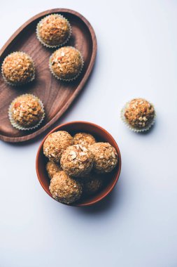 Yulaf laddu ya da Protein enerji topları bilinen gidecektir. bir tabak veya kase servis. seçici odak