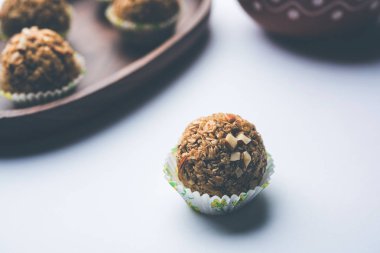 Yulaf laddu ya da Protein enerji topları bilinen gidecektir. bir tabak veya kase servis. seçici odak
