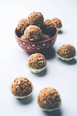 Yulaf laddu ya da Protein enerji topları bilinen gidecektir. bir tabak veya kase servis. seçici odak