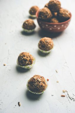 Yulaf laddu ya da Protein enerji topları bilinen gidecektir. bir tabak veya kase servis. seçici odak