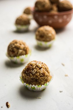 Yulaf laddu ya da Protein enerji topları bilinen gidecektir. bir tabak veya kase servis. seçici odak