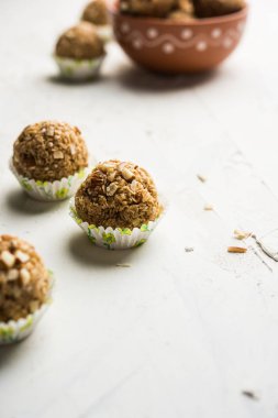Yulaf laddu ya da Protein enerji topları bilinen gidecektir. bir tabak veya kase servis. seçici odak