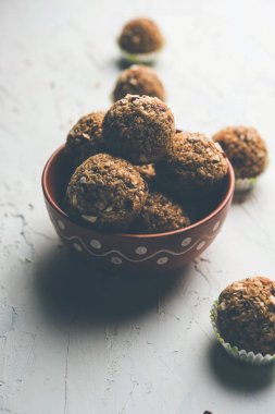 Yulaf laddu ya da Protein enerji topları bilinen gidecektir. bir tabak veya kase servis. seçici odak