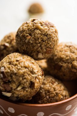 Yulaf laddu ya da Protein enerji topları bilinen gidecektir. bir tabak veya kase servis. seçici odak