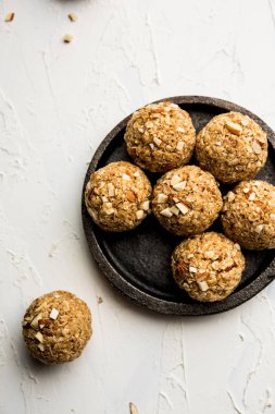 Yulaf laddu ya da Protein enerji topları bilinen gidecektir. bir tabak veya kase servis. seçici odak