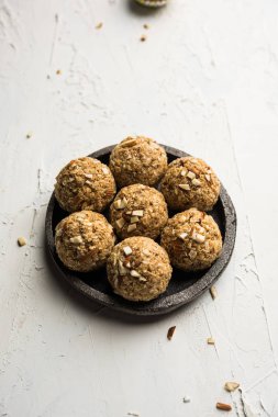 Yulaf laddu ya da Protein enerji topları bilinen gidecektir. bir tabak veya kase servis. seçici odak