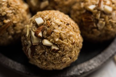 Yulaf laddu ya da Protein enerji topları bilinen gidecektir. bir tabak veya kase servis. seçici odak