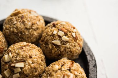 Yulaf laddu ya da Protein enerji topları bilinen gidecektir. bir tabak veya kase servis. seçici odak