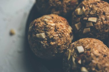 Yulaf laddu ya da Protein enerji topları bilinen gidecektir. bir tabak veya kase servis. seçici odak