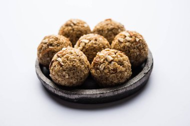 Yulaf laddu ya da Protein enerji topları bilinen gidecektir. bir tabak veya kase servis. seçici odak