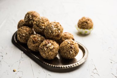 Yulaf laddu ya da Protein enerji topları bilinen gidecektir. bir tabak veya kase servis. seçici odak