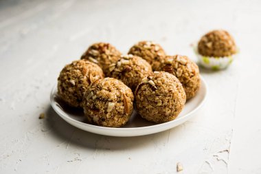 Yulaf laddu ya da Protein enerji topları bilinen gidecektir. bir tabak veya kase servis. seçici odak