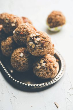 Yulaf laddu ya da Protein enerji topları bilinen gidecektir. bir tabak veya kase servis. seçici odak