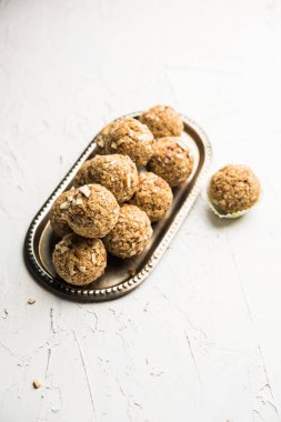 Yulaf laddu ya da Protein enerji topları bilinen gidecektir. bir tabak veya kase servis. seçici odak