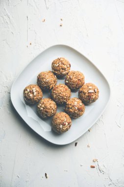 Yulaf laddu ya da Protein enerji topları bilinen gidecektir. bir tabak veya kase servis. seçici odak
