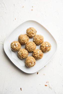 Yulaf laddu ya da Protein enerji topları bilinen gidecektir. bir tabak veya kase servis. seçici odak