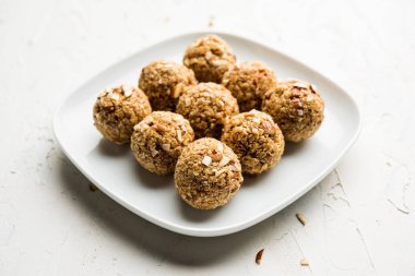 Yulaf laddu ya da Protein enerji topları bilinen gidecektir. bir tabak veya kase servis. seçici odak