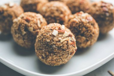 Yulaf laddu ya da Protein enerji topları bilinen gidecektir. bir tabak veya kase servis. seçici odak