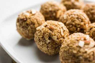 Yulaf laddu ya da Protein enerji topları bilinen gidecektir. bir tabak veya kase servis. seçici odak