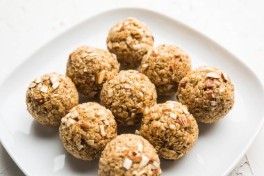 Yulaf laddu ya da Protein enerji topları bilinen gidecektir. bir tabak veya kase servis. seçici odak