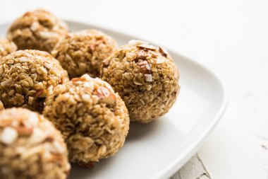 Yulaf laddu ya da Protein enerji topları bilinen gidecektir. bir tabak veya kase servis. seçici odak