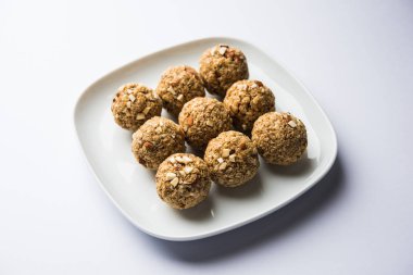 Yulaf laddu ya da Protein enerji topları bilinen gidecektir. bir tabak veya kase servis. seçici odak