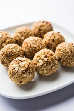 Yulaf laddu ya da Protein enerji topları bilinen gidecektir. bir tabak veya kase servis. seçici odak