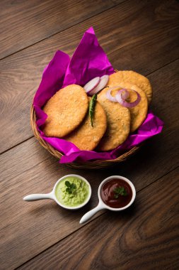 Shegaon veya Rajasthani Kachori yeşil Hint turşusu ve Domates ketçap ile servis