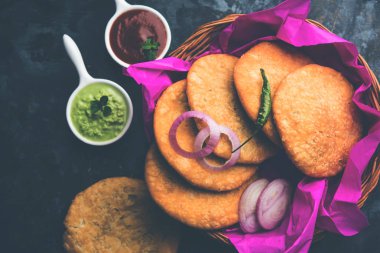 Shegaon veya Rajasthani Kachori yeşil Hint turşusu ve Domates ketçap ile servis