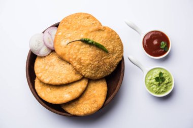 Shegaon veya Rajasthani Kachori yeşil Hint turşusu ve Domates ketçap ile servis