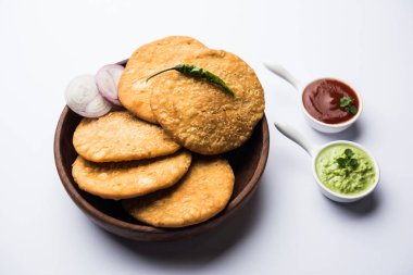 Shegaon veya Rajasthani Kachori yeşil Hint turşusu ve Domates ketçap ile servis
