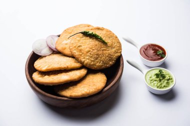 Shegaon veya Rajasthani Kachori yeşil Hint turşusu ve Domates ketçap ile servis