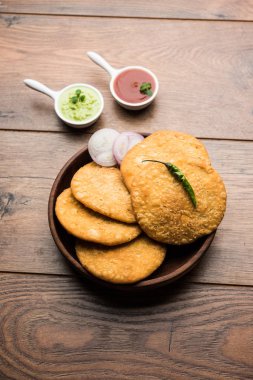 Shegaon veya Rajasthani Kachori yeşil Hint turşusu ve Domates ketçap ile servis