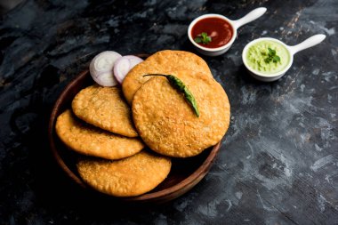 Shegaon veya Rajasthani Kachori yeşil Hint turşusu ve Domates ketçap ile servis