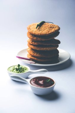 Shegaon veya Rajasthani Kachori yeşil Hint turşusu ve Domates ketçap ile servis