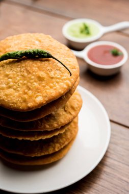 Shegaon veya Rajasthani Kachori yeşil Hint turşusu ve Domates ketçap ile servis