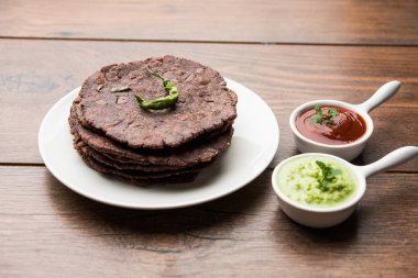 Ragi roti veya düz ekmek parmak darı kullanılarak yapılan bir sağlıklı ve lezzetli kahvaltı Karnataka, Hindistan'ın yemeğidir. yeşil biber ve Hint turşusu ile servis. seçici odak