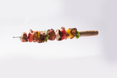 Tavuk tikka/Kebap çarpık. Geleneksel Hint yemeği kömür ve alev üzerinde pişmiş, terbiyeli ve rengarenk süslenmiş. yeşil Hint turşusu ve salata ile servis. seçici odak