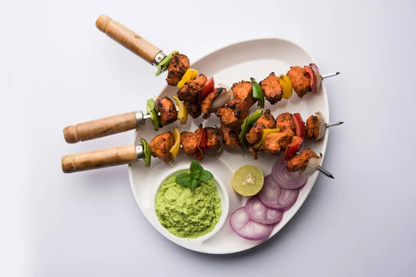 Pollo Tikka Skew Kebab Piatto Tradizionale Indiano Cucinato Carbone Fiamma — Foto Stock