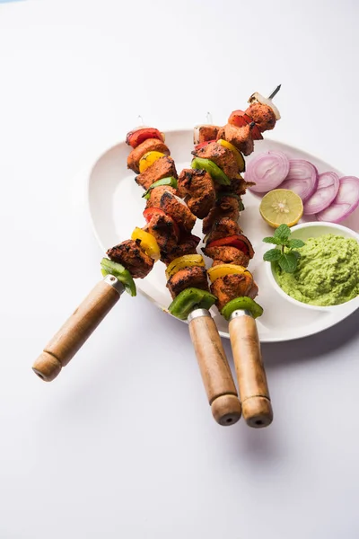 Pollo Tikka Sesgo Kebab Plato Tradicional Indio Cocinado Sobre Carbón —  Fotos de Stock