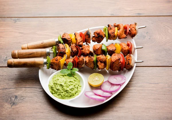 Poulet Tikka Brochette Kebab Plat Indien Traditionnel Cuit Charbon Flamme — Photo