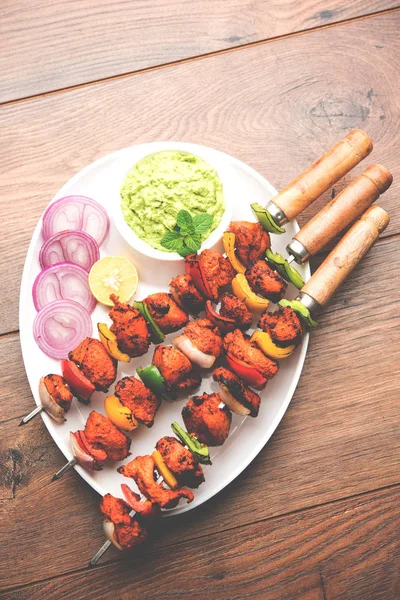 Pollo Tikka Sesgo Kebab Plato Tradicional Indio Cocinado Sobre Carbón —  Fotos de Stock