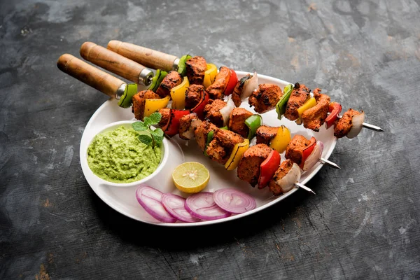 Poulet Tikka Brochette Kebab Plat Indien Traditionnel Cuit Charbon Flamme — Photo